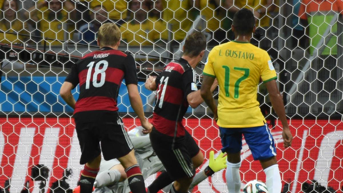 Miroslav Klose vollendet eine schöne deutsche Ballstafette im Nachsetzen und trägt sich ebenfalls in die Torschützenliste ein 