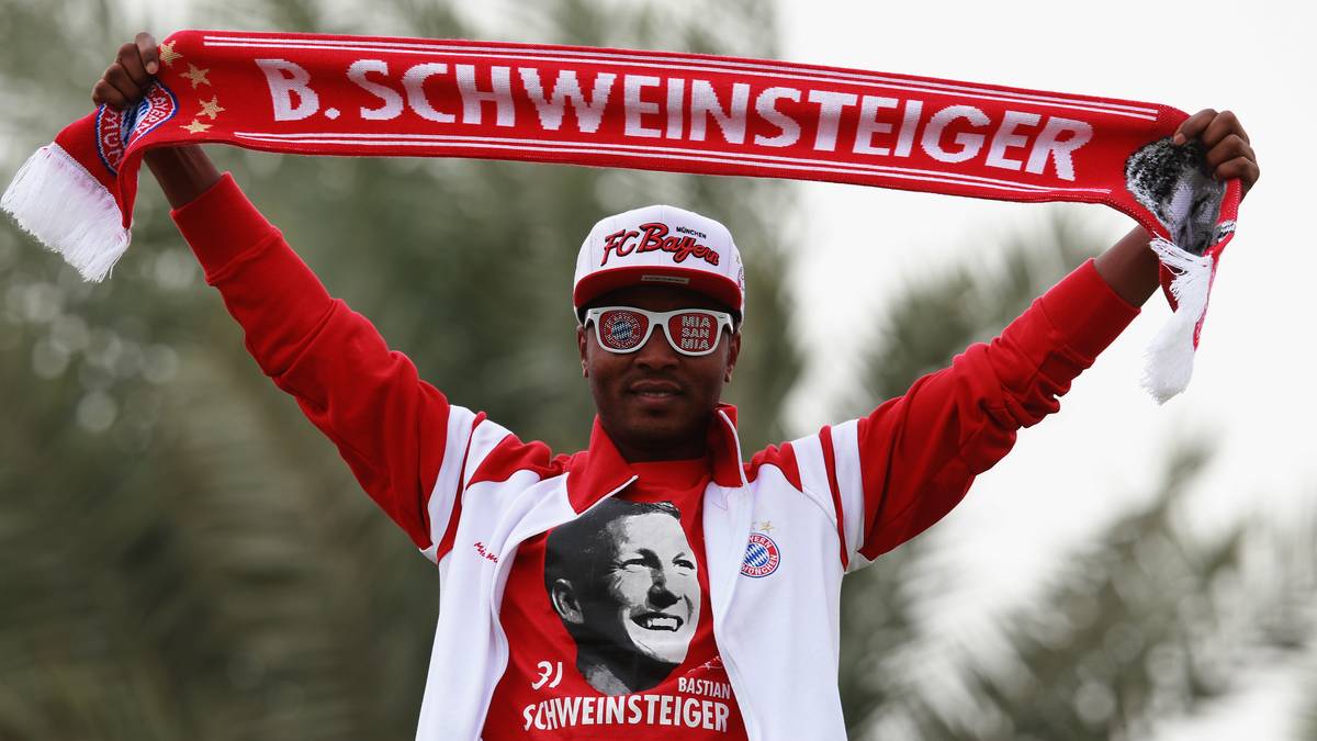 Auch einige Fans des FC Bayern begleiten die Münchner in Doha. Dieser junge Mann hat dabei einen absoluten Lieblingsspieler