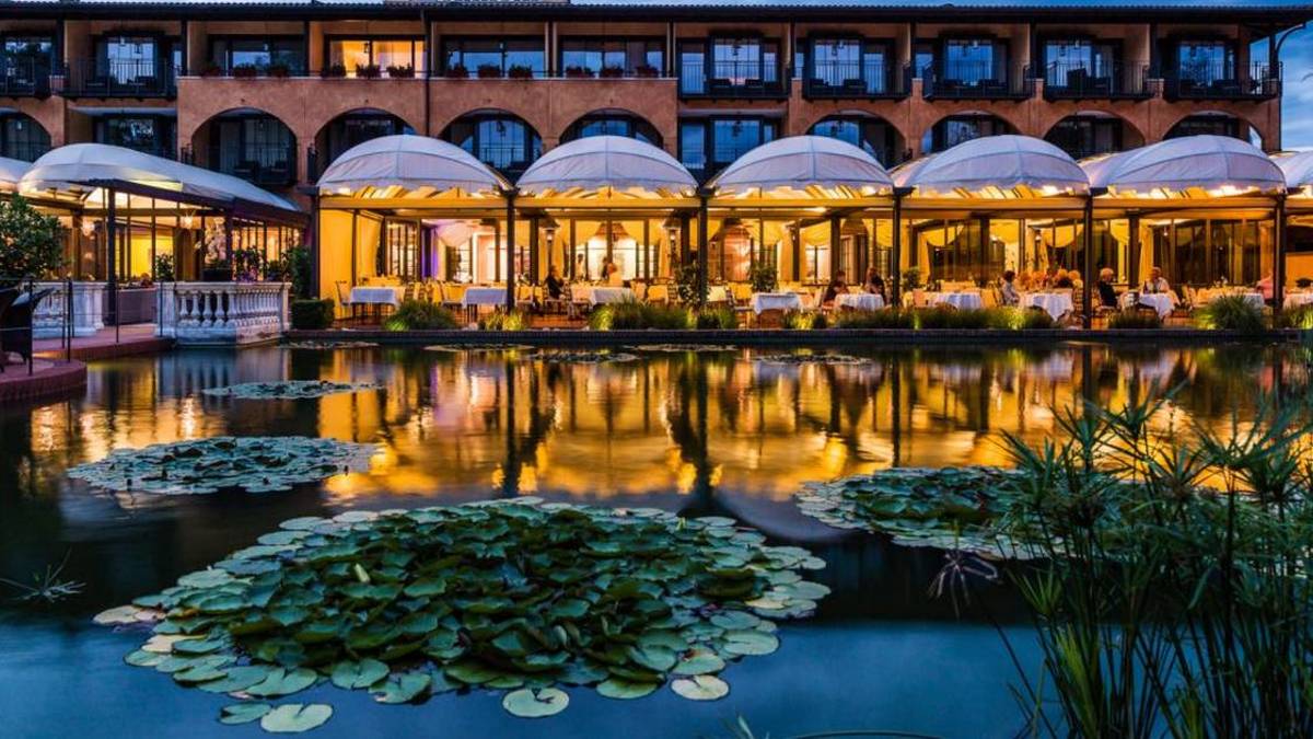 Edel, edel geht es auch im Restaurant Aphrodite der EM-Unterkunft zu. Das mit zwei Michelin-Sternen ausgezeichnete Hotelrestaurant bleibt in den kommenden Tagen geschlossen, dient stattdessen Löw und seinem Trainerteam als Arbeitsraum