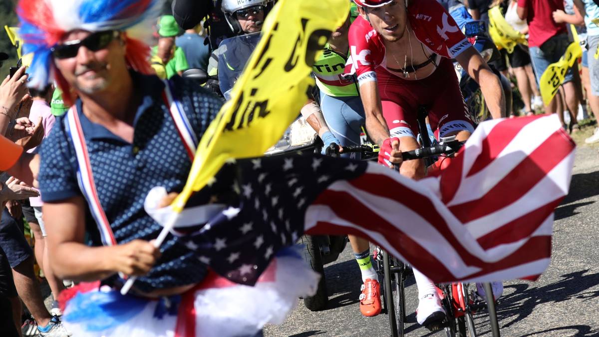 Dieser Fan scheint sich nicht ganz zwischen Frankreich und den USA entscheiden zu können. Auch Ilnur Zakarin schaut irritiert, schließlich is er weder Franzose noch Amerikaner, sondern Russe