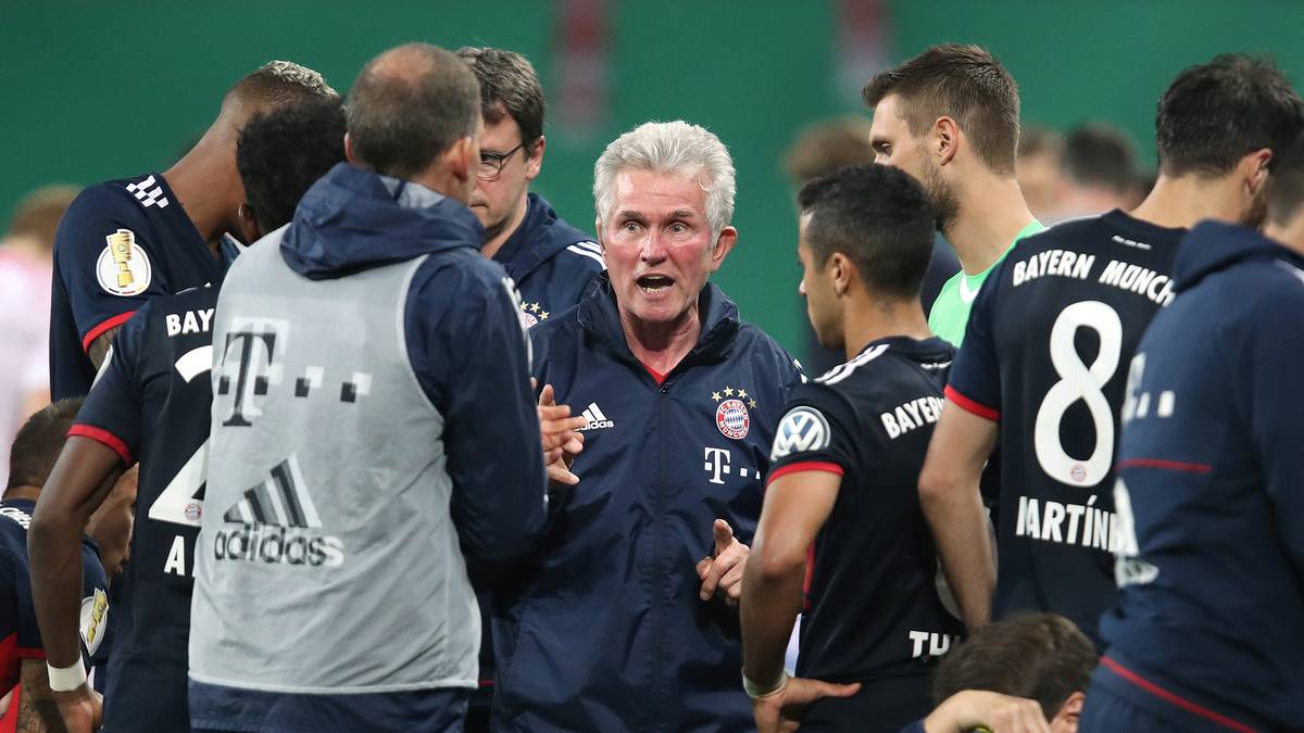 Doch der Routinier lässt sich nicht beeindrucken und coacht die Münchner nach dramatischen 120 Minuten in Leipzig zum wichtigen Sieg im Elfmeterschießen. Und die geplatzten Adern in der Nase lässt er kurz darauf veröden, seitdem hat er keine Probleme mehr