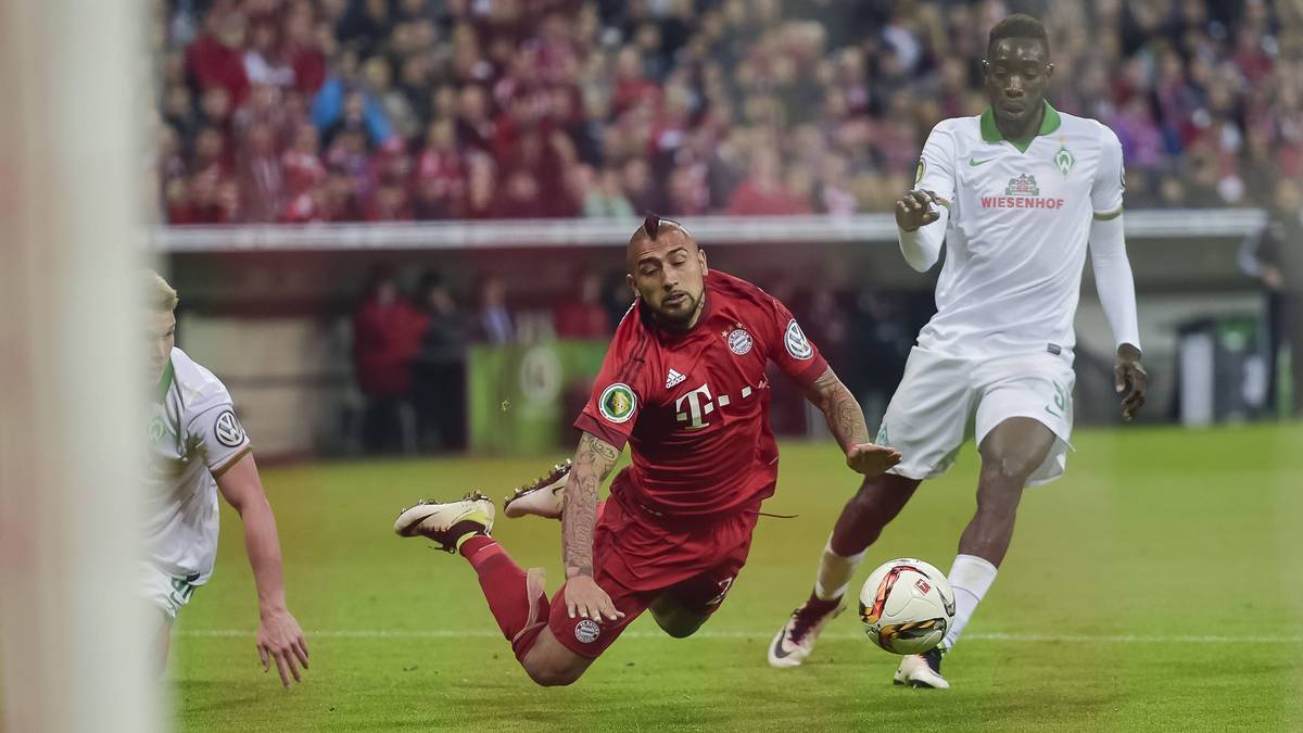 Kurz darauf ein erneutes Wiedersehen in der bayerischen Landeshauptstadt, dieses Mal im DFB-Pokal. Für den Aufreger des Abends sorgt Arturo Vidal (l.). Nach einem Zweikampf mit Bremen-Verteidiger Janik Sternberg hebt der Chilene wie ein Flugkünstler ab