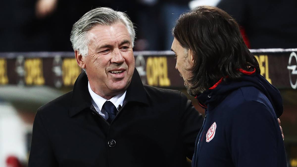 Zu Beginn des Spieltags am Freitagabend hat Carlo Ancelotti gut lachen. Der Italiener ist zu Gast bei Mainz 05 mit Trainer Martin Schmidt. Die gute Laune des Bayern-Trainers soll sich aber schnell ändern