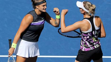 NEW YORK, NEW YORK - SEPTEMBER 03:  Elise Mertens of Belgium (R) celebrates the point with Aryna Sabalenka of Belarus during their Women's Doubles quarterfinal match against Saisai Zheng and Yingying Duan of China on day nine of the 2019 US Open at the USTA Billie Jean King National Tennis Center on September 03, 2019 in the Queens borough of New York City. (Photo by Elsa/Getty Images)