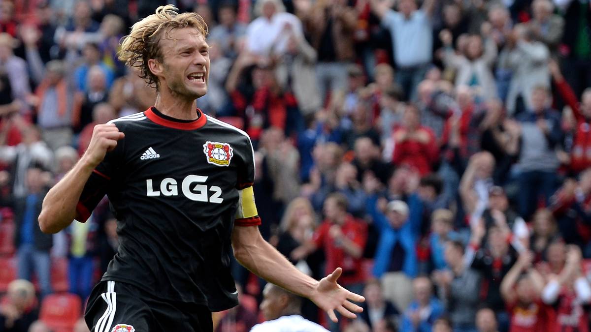 SIMON ROLFES: 377 Spiele bringt der Kapitän für Bayer auf den Rasen. In Leverkusen reift er zum absoluten Leader und Nationalspieler. Nach exakt 10 Jahren bei der Werkself beendet Rolfes 2015 seine aktive Karriere und wird später Sportdirektor im Verein