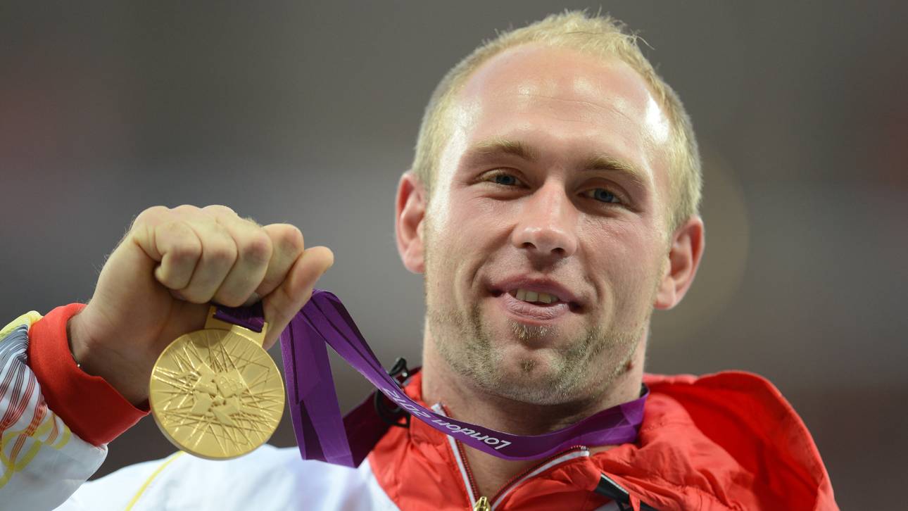Robert Harting posiert 2012 in London mit der Goldmedaille