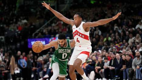 October 15, 2024, Toronto, On, CANADA: Boston Celtics forward Jayson Tatum (0) drives past Toronto Raptors forward Scottie Barnes (4) during second half NBA, Basketball Herren, USA pre-season basketball action in Toronto on October 15, 2024. Canada News - October 15, 2024 PUBLICATIONxINxGERxSUIxAUTxONLY - ZUMAc35_ 20241015_zaf_c35_132 Copyright: xNathanxDenettex