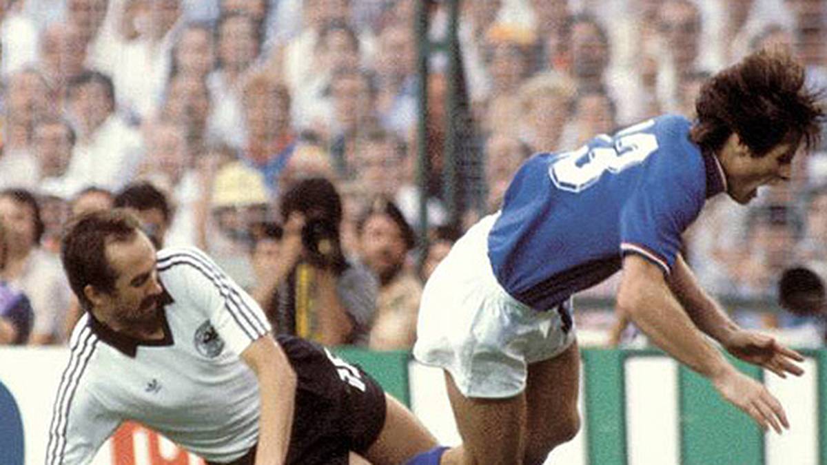 Deutschlands Antwort? Angst und Schrecken verbreiten. Hier in Person von Uli Stielike gegen Italiens Gabriele Oriali