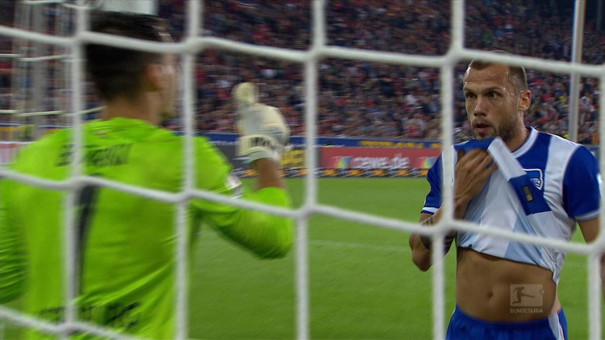 19. SEPTEMBER 2014: Diese Provokation zeigt Wirkung:  Es läuft die sechste Minute der Nachspielzeit, als Hertha BSC in der Partie beim SC Freiburg einen Freistoß zugesprochen bekommt. Spielstand 1:2, Torentfernung zirka 20 Meter – klingt nicht unlösbar für die Breisgauer – wenn da nicht John Heitinga gewesen wäre