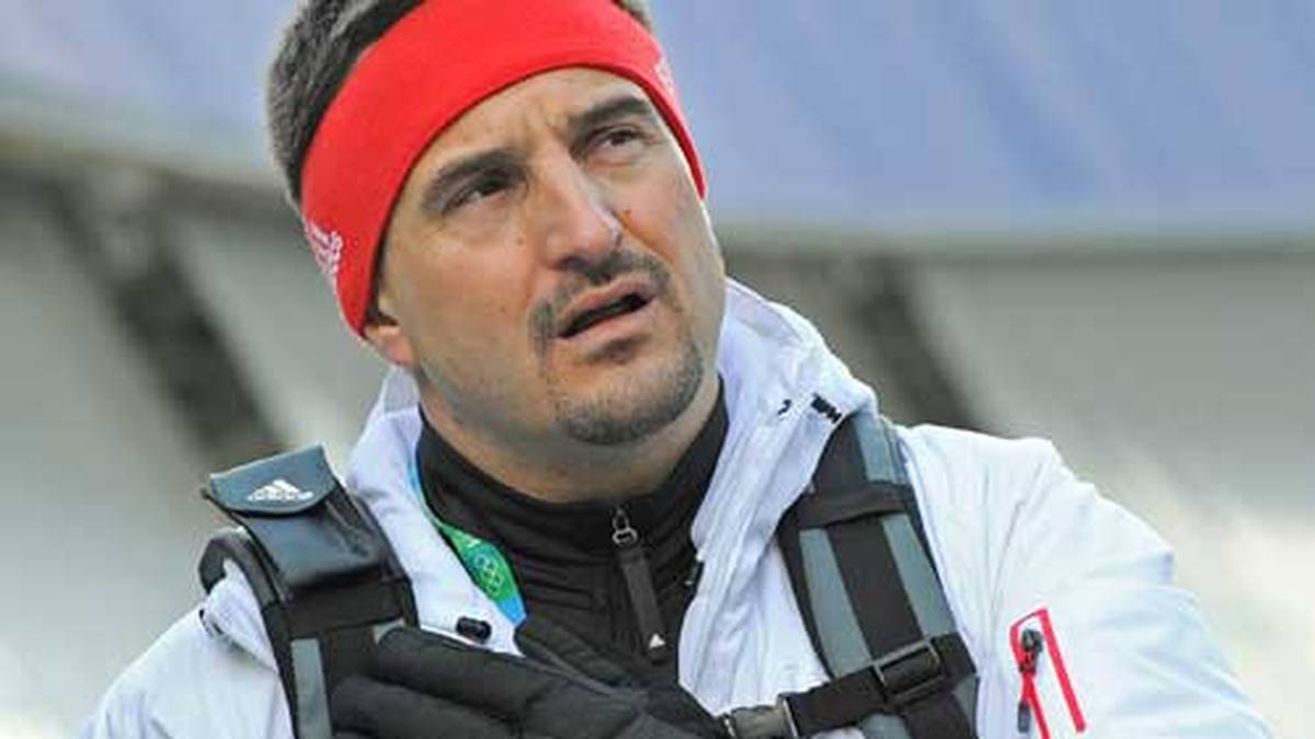 "Er ist mit einer spitzen Eisenstange auf mich los, ich hatte nicht damit gerechnet, dass er damit zuschlägt. Er tat es doch! Ich habe eine Platzwunde an der linken Kopfseite erlitten, die im Krankenhaus genäht werden musste", so Hackl