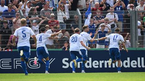 Beim Fünftligisten FK Pirmasens enttäuscht der Hamburger SV auf ganzer Linie. Der Außenseiter geht verdient in Führung und lässt zahlreiche Großchancen liegen. Das rächt sich in der Nachspielzeit, in der der HSV eine historische Blamage gerade noch abwendet. Aber auch in der Verlängerung bleibt es spannend. Kommentator: Oliver Forster.
