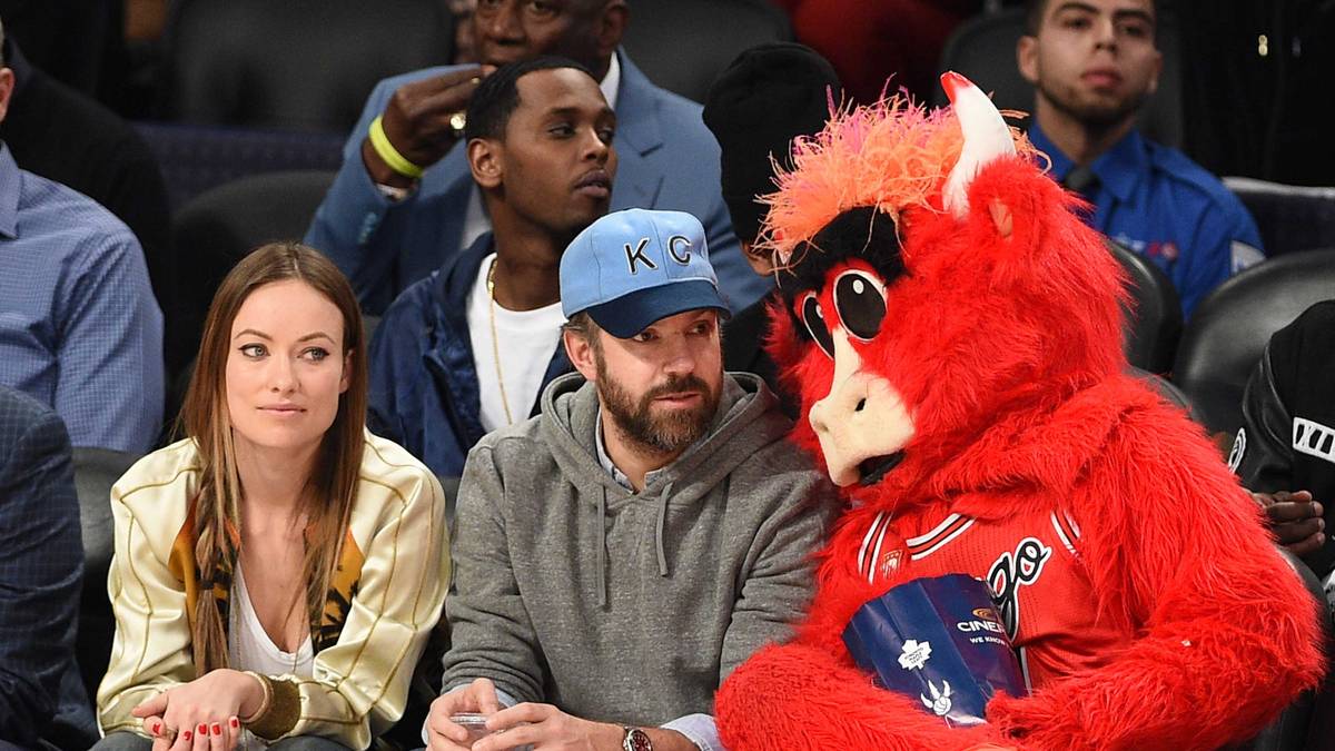 Die Schauspieler Olivia Wilde und Jason Sudeikis quatschen derweil mit Bulls-Maskottchen Benny