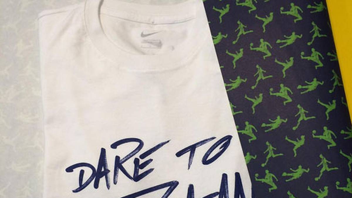 Stattdessen veräppelt er Ronaldo zu dessen Geburtstag mit einem T-Shirt mit der Aufschrift "Trau dich Zlatan zu sein" (COPYRIGHT: Twitter @Ibra_official)