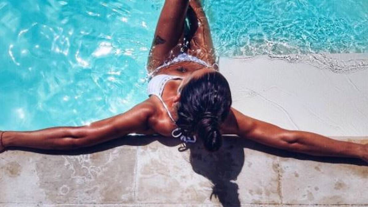 Am Pool erholt sie sich von den Strapazen des Sprints