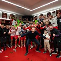 Der FC Bayern steht nach einem Sieg über den FC Arsenal im Halbfinale der Champions League. Trainer Thomas Tuchel zeigt sich ausgelassen wie lange nicht mehr. 