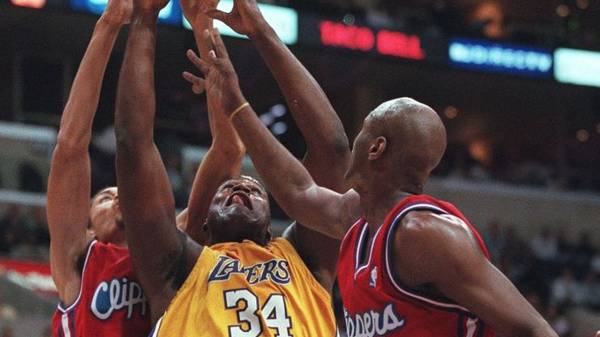 Los Angeles Clippers Keith Closs(L) fights for rebound against Los Angeles Lakers Shaquille O'Neal(C) with help from teammate Clippers Lamar Odom(R) at the Staples Center in Los Angeles, CA 05 January 2000. The Lakers defeated the Clippers, 118-101.       AFP PHOTO Gerard Burkhart (Photo by GERARD BURKHART / AFP) (Photo by GERARD BURKHART/AFP via Getty Images)