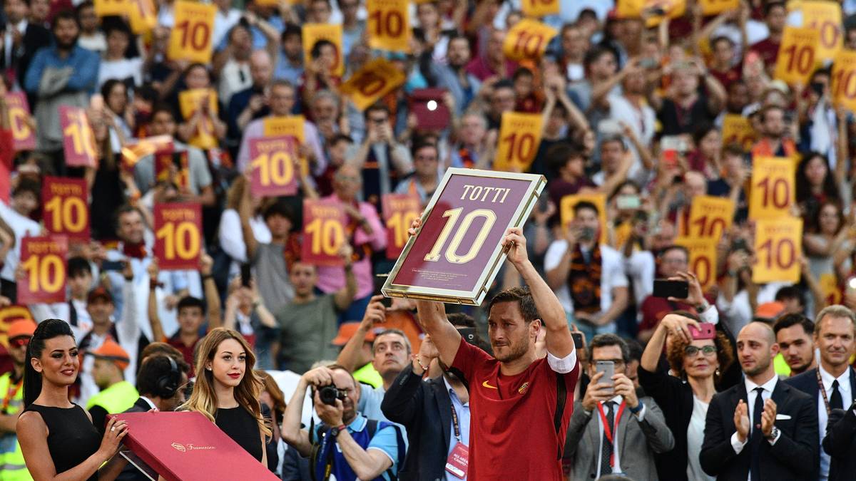 Im Mittelpunkt steht aber einzig und allein Totti. Nach dem Sieg kommt es zu einer großen Hommage