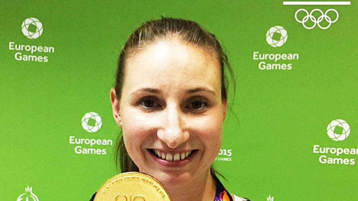 Der DOSB ist stolz auf die deutschen Medaillengewinner. Bogenschützin Karina Winter zeigt ihre Goldmedaille.