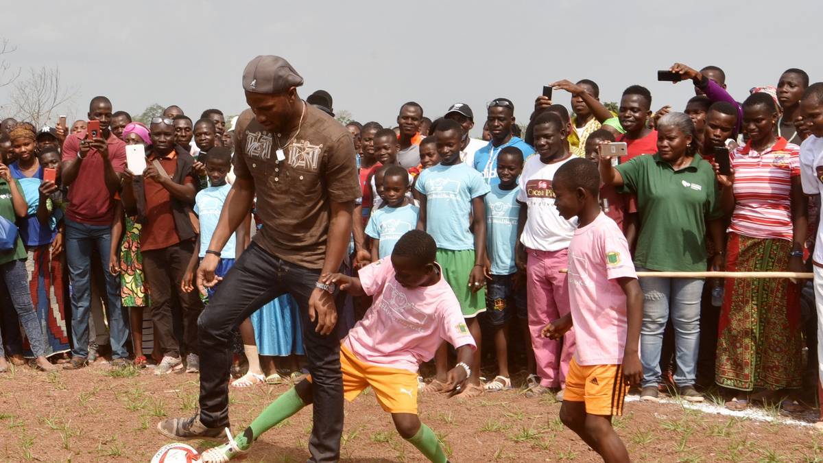 Mit derart martialischen Worten dürfte er bei seinem ehemaligen Schützling allerdings auf wenig Gegenliebe gestoßen sein. Von 2002 an befindet sich die Elfenbeinküste im Bürgerkrieg. Ein Zustand, der Drogba zusetzt
