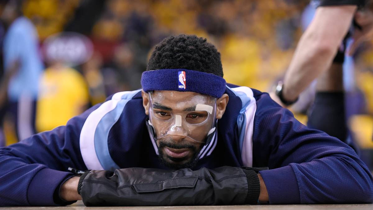 Gänzlich unbeeindruckt von der Zeremonie zeigt sich Memphis' Point Guard Mike Conley. Nur acht Tage nach seiner schweren Verletzung mit mehreren Brüchen im Gesicht steht der Aufbauspieler schon wieder auf dem Feld - und wie