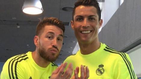 Sergio Ramos (l) schickte Cristiano Ronaldo Geburtstagsgrüße