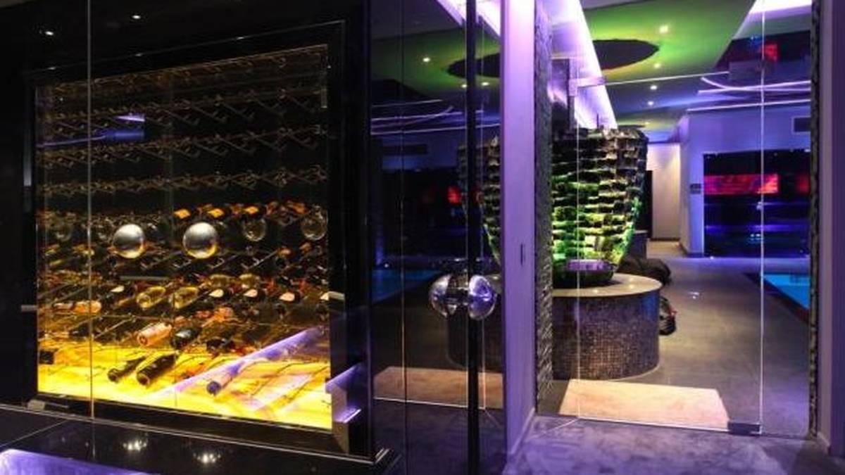 Wenn dort der Alkohol mal ausgehen sollte, können sich Partygäste im Weinkeller bedienen