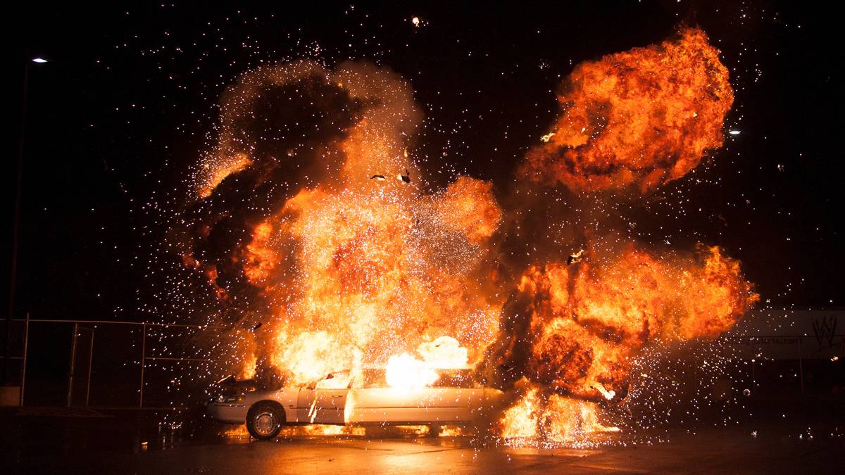 11. JUNI 2007 - Vince McMahon steigt zum Abschluss der Show in seine Limousine - die mit einer Explosion in Flammen aufgeht. Die Story um das vermeintliche Attentat auf McMahon wird später abgebrochen - weil sie vom realen Mord-Selbstmord-Drama um WWE-Star Chris Benoit überschattet wird