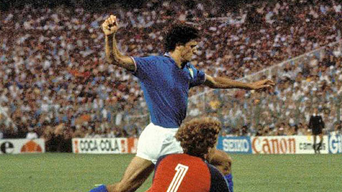 Doch Härte sticht nicht gegen Finesse, so nimmt das Schicksal seinen Lauf. Marco Tardelli erhöht auf 2:0, Alessandro Altobelli (l.) legt noch einen Treffer zum 3:0 nach. Paul Breitners Ehrentreffer ändert nichts mehr an der Pleite