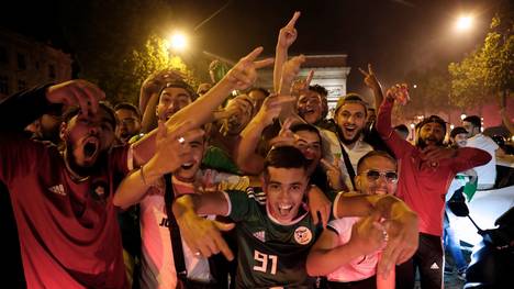 Algerische Fans feiern den Triumph ihres Teams in Paris