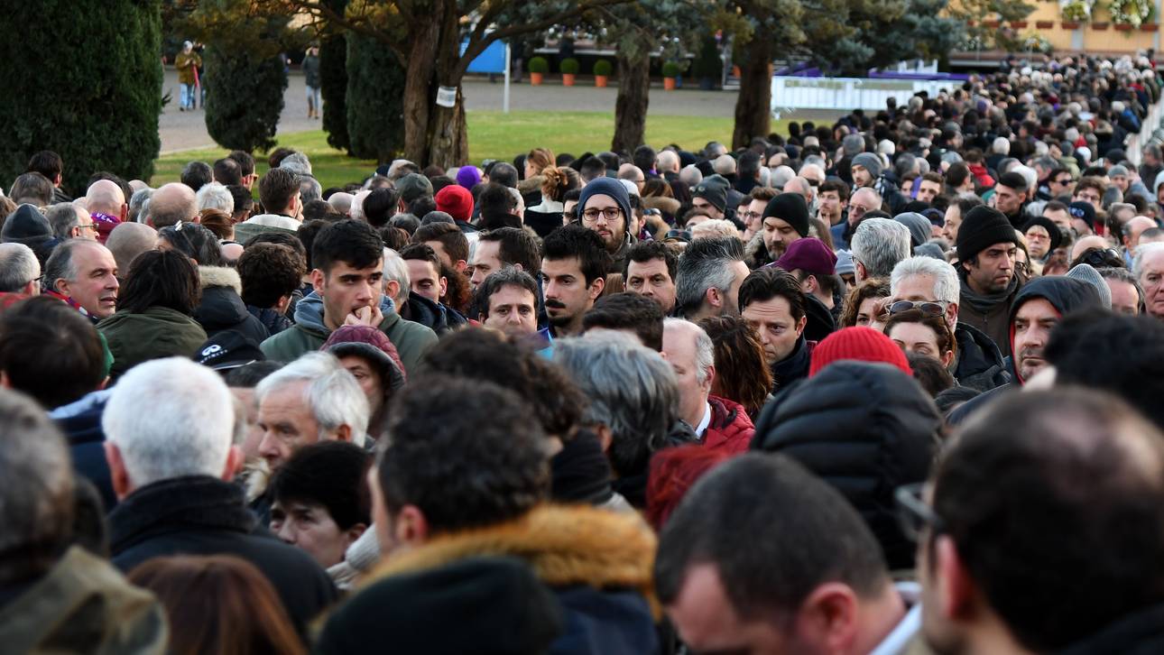 Fans pilgern zu Astoris Sarg