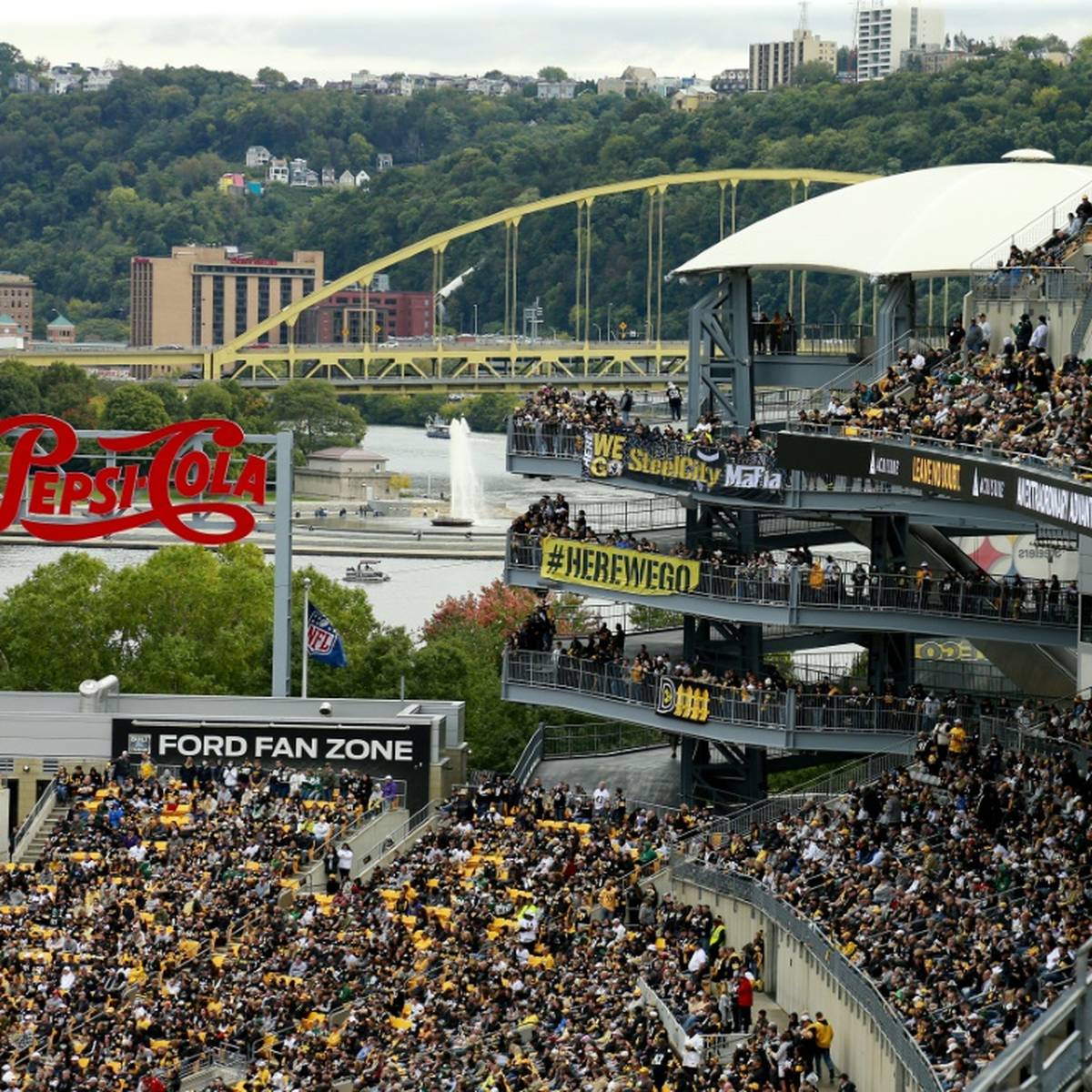 Ein Fan ist beim NFL-Spiel zwischen den Pittsburgh Steelers und den New York Jets am Sonntag  nach einem Sturz auf einer Stadion-Rolltreppe gestorben.