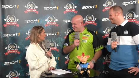 Michael van Gerwen verrät im SPORT1 Interview nach seinem Sieg gegen Dirk van Duijvenbode seine Pläne für Silvester. Das Hotel hatte er bereits vor dem Achtelfinalspiel gebucht.