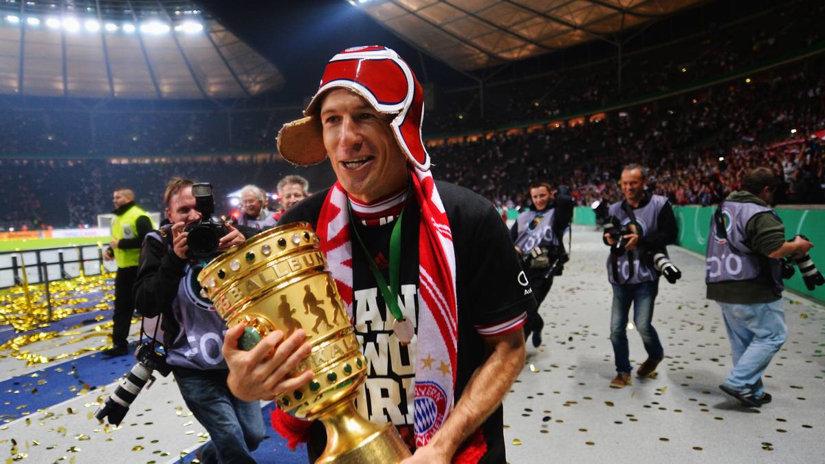 Als es drauf ankommt, beweist Robben jedoch, dass er nichts von seinem Wert verloren hat: Im DFB-Pokal-Halbfinale schießt er das Siegtor im vorgezogenen Endspiel gegen Dortmund und stellt damit die Weichen für das Double
