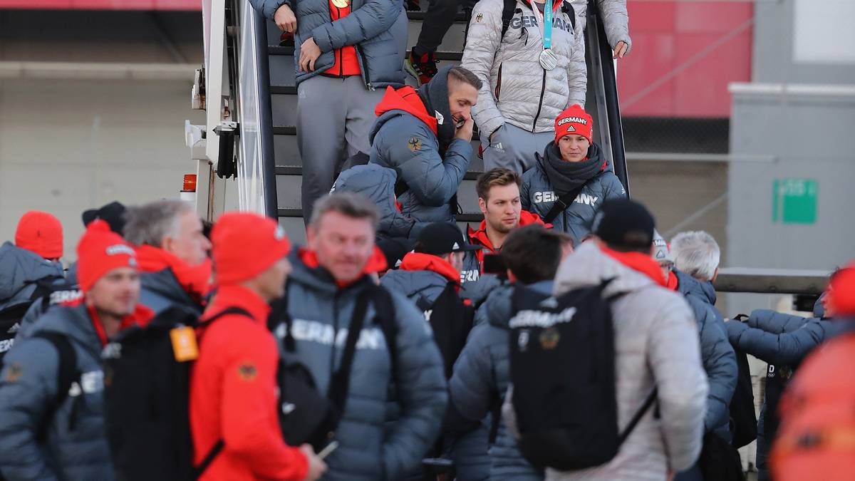 Vom Rollfeld geht es für die mehr als 100 Athleten in Bussen zum Fraport-Forum, einer Veranstaltungshalle auf dem Flughafen, wo Fans und Familienmitglieder schon warten