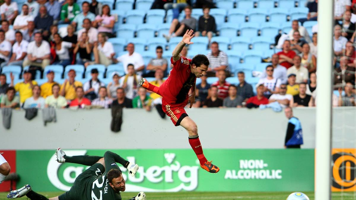 GONZALO CASTRO: Mittlerweile spielt Gonzalo Castro in der Nationalmannschaft keine Rolle mehr, 2009 ist er eine der großen Stützen des Teams. Im Finale ebnet er den Weg zum Sieg mit dem Führungstreffer gegen England. Steigt 2019 mit dem VfB Stuttgart ab