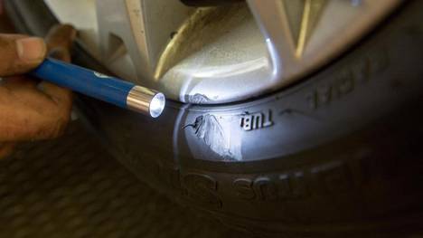 Schäden am Reifen sollten Autofahrer lieber fachmännisch untersuchen lassen