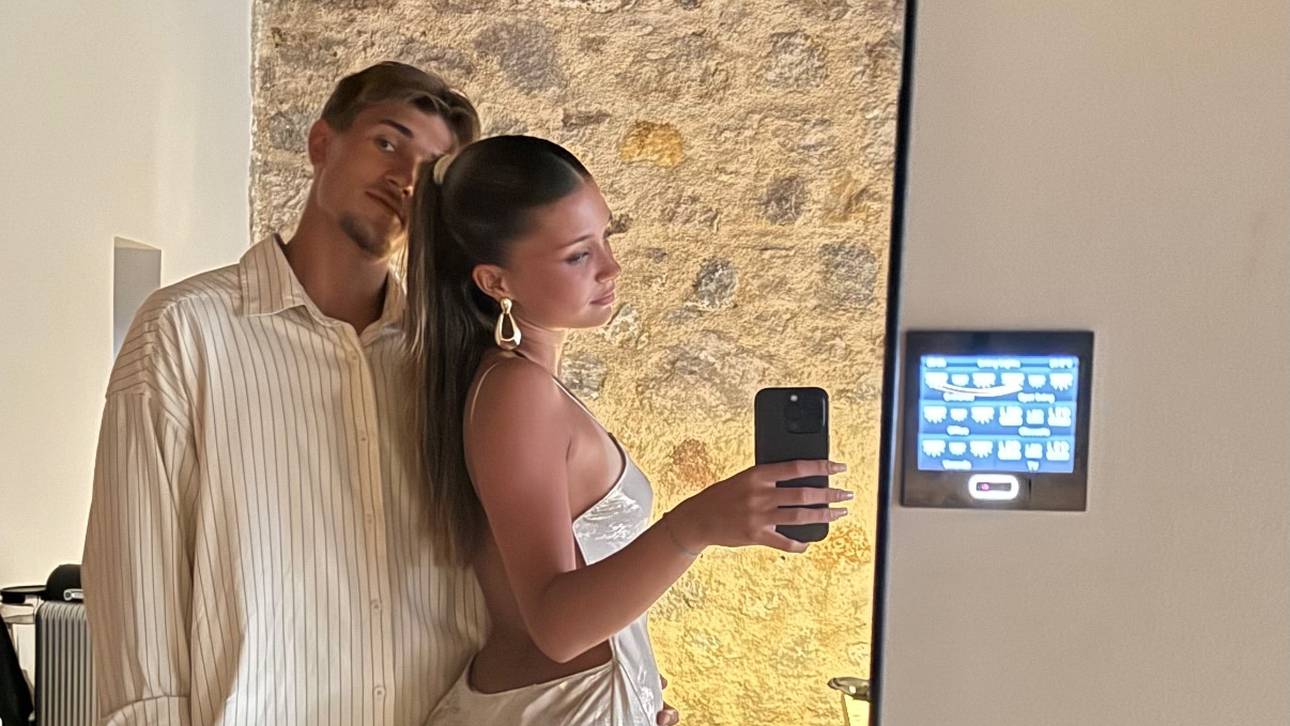 Tom Bischof (l.) ist mit Josefine Scholl (r.) zusammen