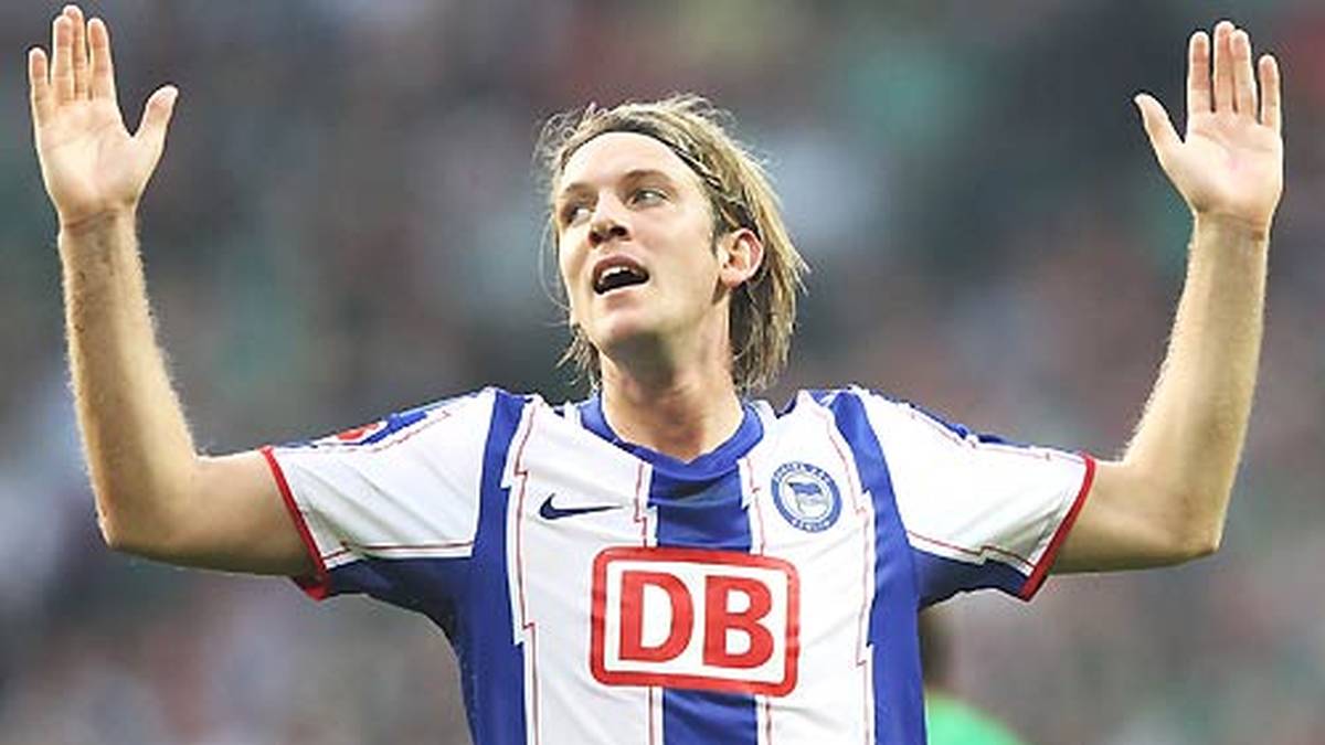 Die unbekannten Täter brechen die Terrassentür auf, um sich Zugang zur Wohnung zu verschaffen. Niemeyer benachrichtigt umgehend die Polizei und will eine Alarmanlage  installieren lassen