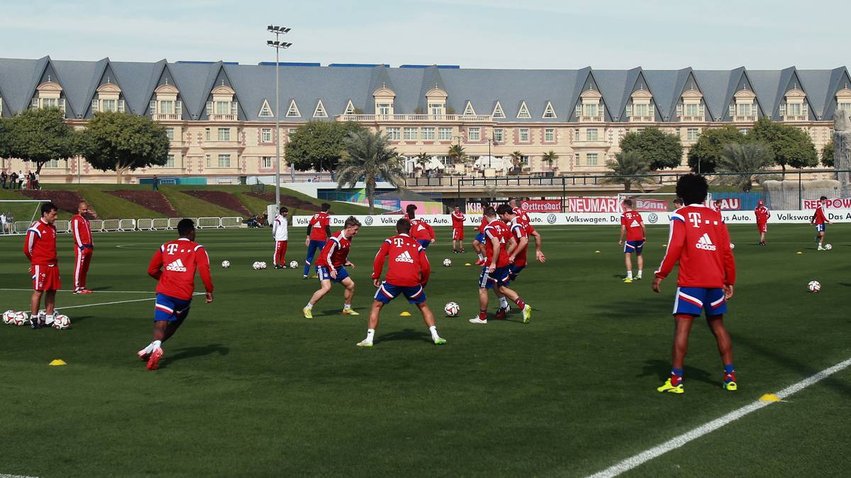 Beim anschließenden Trainingsspielchen haben sich alle wieder lieb und geben Vollgas. Trainer Pep Guardiola beobachtet die Ballstaffetten aufmerksam vom Spielfeldrand