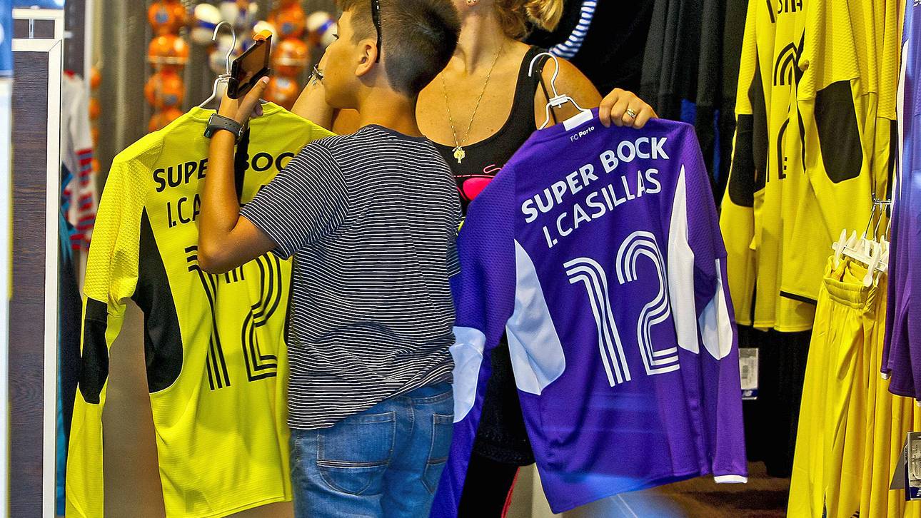 Fans des FC Porto mit dem Trikot von Iker Casillas