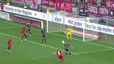 Kaiserslautern gibt gegen die SV Elversberg scheinbar das Spiel aus der Hand. Dann aber schlägt der Betze-Wahnsinn zu - mit einem sensationellen Volley und einer Last-Minute-Rettungstat.