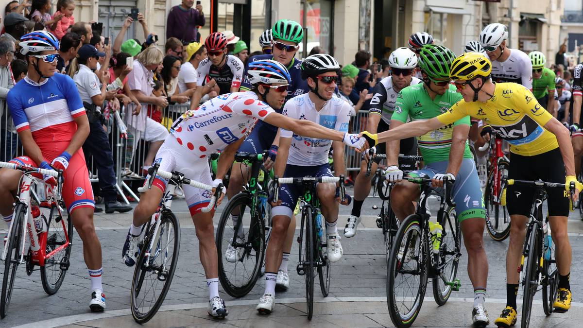 Das gelbe Trikot trägt vor der Etappe Chris Froome. Er hat einen Vorsprung von 28 Sekunden auf Adam Yates, der im weißen Trikot fährt