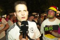 Deutschland ist nach einem Sieg bei der EM 2024 gegen Dänemark ins Viertelfinale eingezogen. Die Fans in Berlin feiern den Erfolg ausgelassen.
