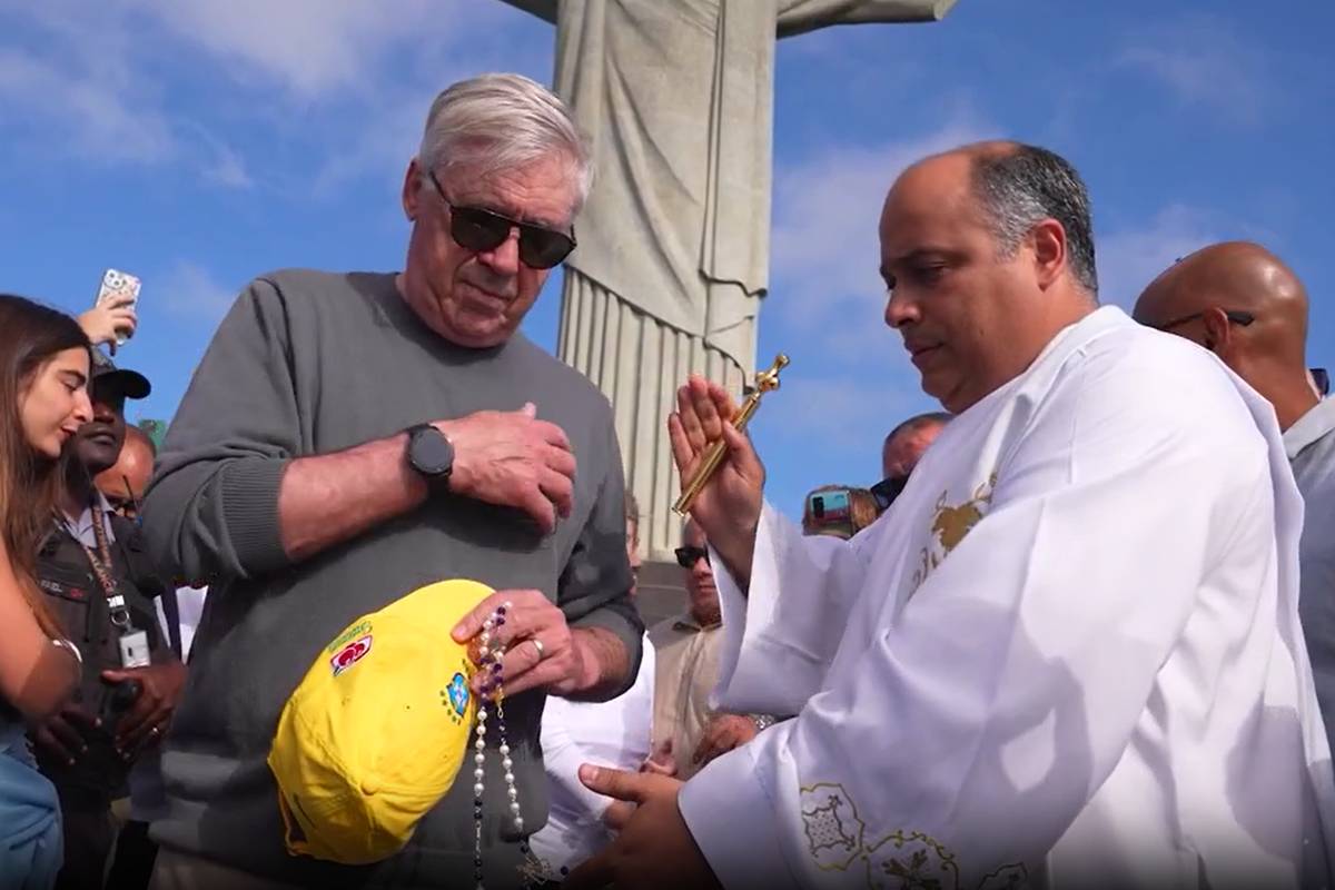 Brasiliens neuer Nationaltrainer Carlo Ancelotti besuchte die Christusstatue in Rio de Janeiro. Der Italiener ist der erste ausländische Trainer und wird die Mannschaft bei der Weltmeisterschaft 2026 betreuen.
