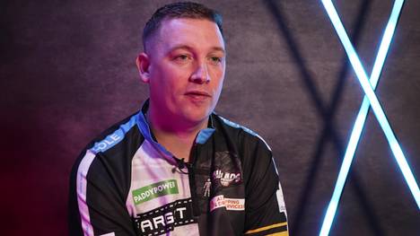 Kann eine Toilette einen großen Einfluss auf ein Darts-Turnier nehmen? Chris Dobey ist fest überzeugt - und erklärt mit einem Schmunzeln seinen Aberglauben.