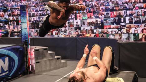 Jey Uso springt bei WWE SmackDown Topstar Roman Reigns zur Seite