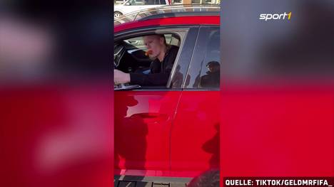 Ein Tik-Tok-Video von Erling Haaland geht in den sozialen Netzwerken um, das ihn mit einer Möhre im Mund beim Autogramme schreiben zeigt.