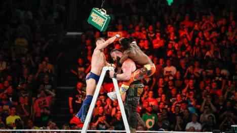 Bei WWE Money in the Bank schüttelte Braun Strowman (M.) die Konkurrenz ab