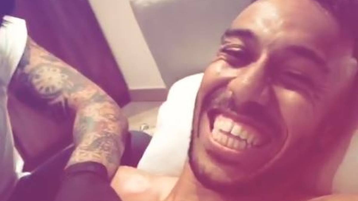 Die Schmerzen scheinen Aubameyang wenig zu stören. Der Gabuner hat beim Tätowieren gut Lachen