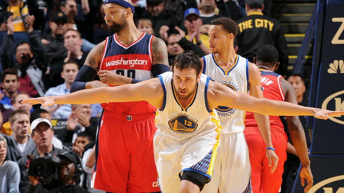 Im dritten Viertel setzt aber Abfangjäger Andrew Bogut zum Start an. Angeführt von seiner Defense gewinnen die Warriors den Abschnitt 29:8 und spazieren zum lockeren 107:76-Erfolg. Da kann man sich den Jubel von Jason "Jet" Terry schon einmal gönnen
